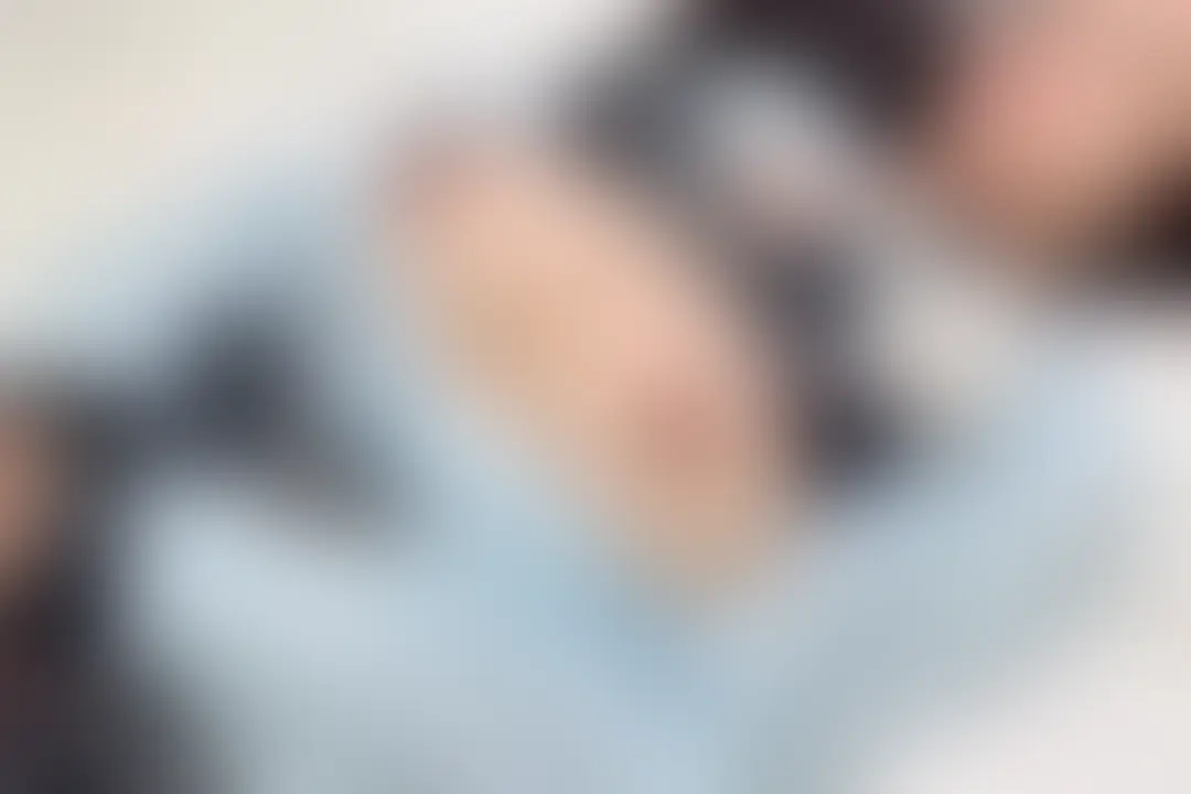 【プラチナ会員様以上向け動画】🎥
撮影会中にネクタイで腕を縛られました…
腕が動かせないことをいいことに
カメラマンさんが色々とイタズラしてきました
最初は服の上から天然Jcupのオッパイを触ったり
そこからエスカレートしていく🤭
ワイシャツのボタンを外され
その隙間からTKBを弄られました
私がTKBがエッチへのスイッチって知っている?
気持ちよくなって声も自然と出てしまう💦
そしてペロペロとTKBを舐められました♡
止まらなくなっちゃうよ…
そのままベットに寝かされ
オッパイを弄ばれながらアソコに手が伸びてきて…
ぐちょぐちょに濡れているのが分かりました🥰
そしてクンニ…
カメラマンさんの舌使いが上手で
TKBを強く摘まれながら凄く感じてしまい
逝ってしまいました💗
この後はもう…続編をお楽しみに♡ (2/2)