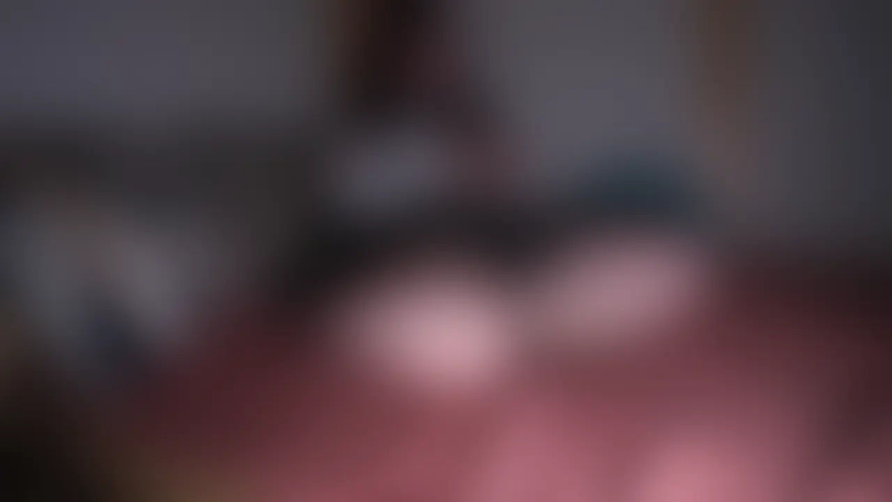 制服コスでクリこね指オナからのクリ責めバイブオナで追い討ちアクメ♡♡
いつも刺激強すぎなおもちゃでいじりまくってるから、久しぶりに指でクリいじりしたら、クリちんぽパンパンでまん穴からねとねとの汁出てんのになかなかイけなくて、途中からまんこくそイライラしながらオナってた💢💞
アクメ求め過ぎて追い込みすぎたから途中から何言ってるか分かんないし漏らしてるし、快感に負けて声出なくなってるしで、なんか変なアクメ声出ちゃった(ᐡ. ̫ .ᐡ )
クリちんぽ耐久オナ好きすぎるからまた近々出します笑♡ (2/2)