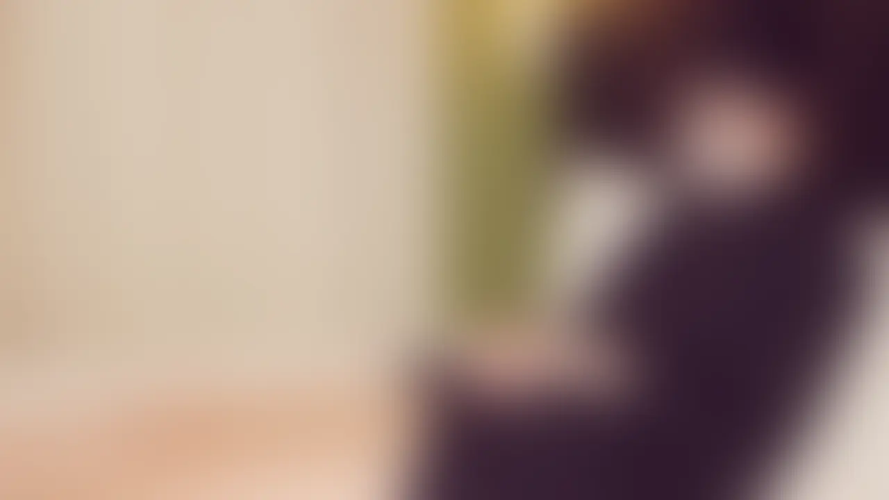 [mika 妄想#004] 服を着ていないことに、気づいていた夜


mika は、地方のメーカーで働く27歳。
出張で都内に来て、今夜も一人、同じホテルの部屋にいる。

シャツワンピを脱いで、
部屋の空気に身を預けるようにベッドへ戻った。

服を着ていないことは、
ちゃんとわかっている。
寒さも、視線も、理由も。

それでも、
何かを羽織ることはしなかった。

この部屋には誰もいない。
ドアは閉まっていて、
音もしない。

その事実だけが、
mika を少しだけ大胆にした。

見せたいわけじゃない。
何かを始めたいわけでもない。

ただ、
何も身に着けていない自分を、
否定せずにいられた夜。

……それだけのことなのに、
もう後戻りはできない気がしていた。 (2/2)
