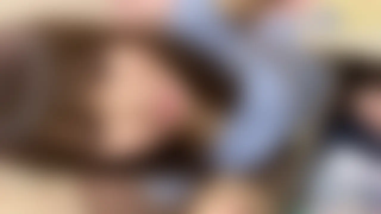 例の裏垢女子の下着コレクション！！！

先日、趣味でエロ動画を撮ってるという若い女の子から連絡がありました。
メールで話を聞いたら、簡単に言うと「私の動画を販売してもらえませんか？」とのことでした。

「まぁ、内容次第ですかね」なんて話をしつつサンプルを送ってもらったところ、なかなかユーモアのある作品でしたので、彼女の希望通り委託という形で『YENちゃん』で販売させていただきます。

★　　　★　　　★　　　★　　　★

今回販売させていただくのは、女の子自身がタンスの中の下着を紹介するというものです。
動画を見るとパステルカラーの下着が好きなんだなと確認できます。

下着の紹介をした後はカメラの前で生着替えのサービス付き。
さらに、ムラムラした彼女はそのままオナニーまで…。
サービス精神が旺盛すぎます（笑）。

男のスケベ心を良く理解している裏垢女子のセルフ撮影動画、必見です。 (2/2)