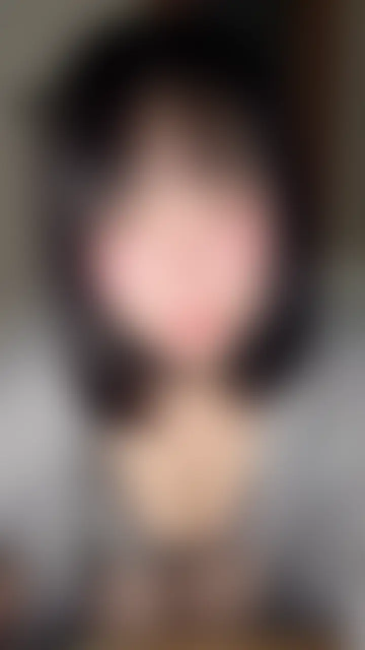 お仕事中にムラついたので他のスタッフが居ない隙にクリオナでヌいちゃった...💦
……………………………………
アタッチメントが変更できる、
クリ好きオナ狂いにはたまらない玩具♡♡♡
(欲しリスから贈って下さったので実質犯されました…♡)
むらむら止まんないから、こちらで大好きなク〇トリスシッコシッコ♡ズリズリ♡シコシコッ♡ってしごいて
お仕事作業中にヌいちゃいました...♡
皆が大好きなグレーの下着で
マン筋見せつけながらアクメするの気持ち良すぎ♡♡♡
ぜんぜん可愛くない「イグっ♡♡♡」のアクメ声耳に焼き付けて
私の痴態が頭から離れないように脳裏に映像残してくださいませ...💕 (2/2)
