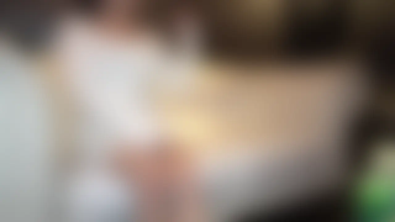 Gカップメンエス嬢と大量ハメ潮ドロドロセックス。
1回戦目→大量ハメ潮濃厚着衣セックス。2回戦目→メンエス嬢の施術を受けてたら勝手に生まんこにちんぽ入ってました。2回分の濃厚セックスをお楽しみ頂けます。
ご奉仕することが大好きでメンエスで働くことが生きがいとまで語る彼女。性癖はマッチョの体を舐めること。そんなド変態な美女はタイプの客が来たらこっそりセックスしてるらしいです、、
メンエスで働いてるだけあってテクニックも変態さも一級品。グラインド騎乗位で勝手に見た事ない量の潮を噴射してて、溺れちゃいました。
2回戦目は、普段やってるメンエスの施術をやってくれて気持ちよくなってたら自らちんぽ挿れてました。オイルを身体中に塗りまくってドロドロセックス。たまりません、、 (2/2)