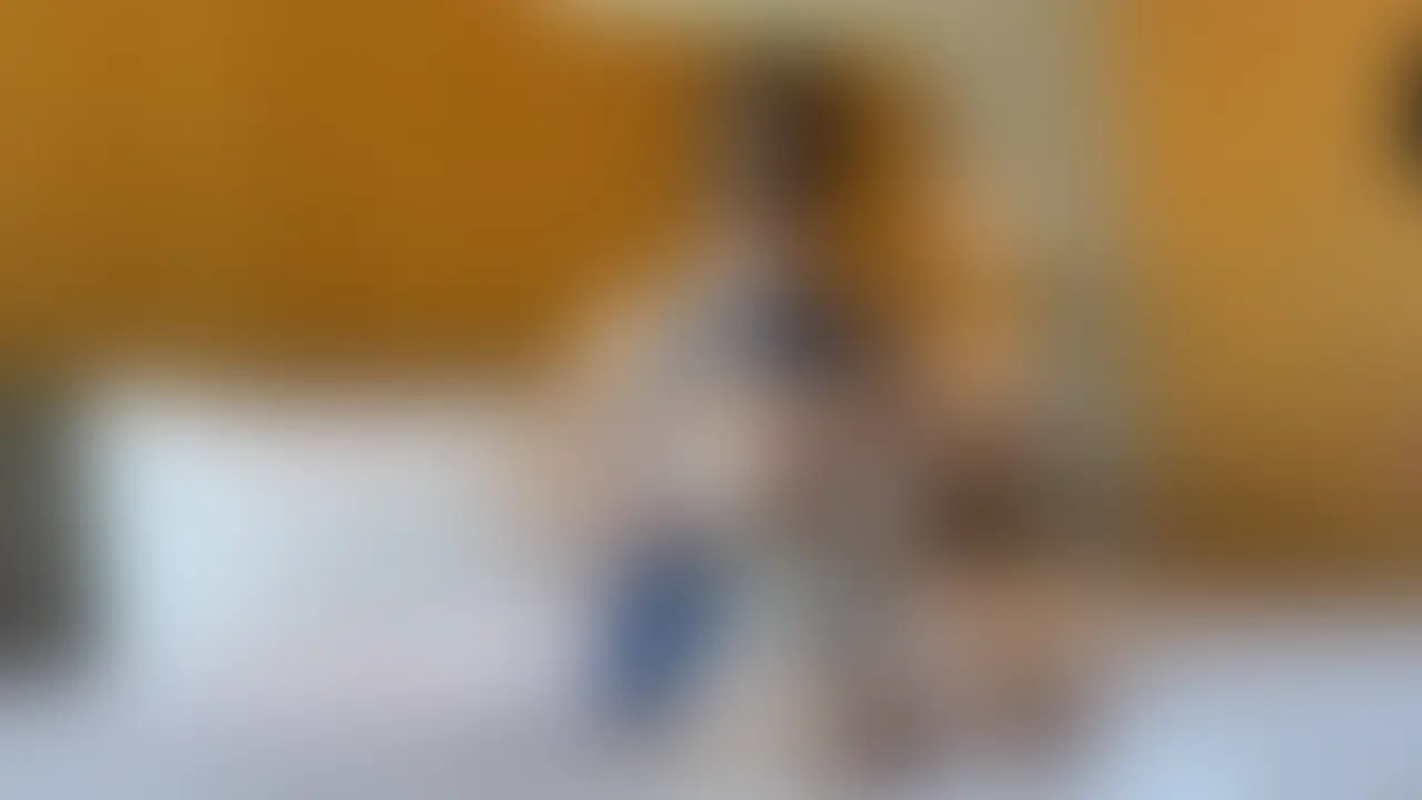 ✨梨々香先生✖︎つばさ 3P複数コラボ✨
私のKカップから目を離せず、興奮を抑えきれない男たちに囲まれて、私の息も次第に荒くなっていきます。
好き放題に触られ、オイルでヌルヌルにされて淫らに仕上がった身体へ――
熱く大きくなった肉棒を無造作に叩きつけられるたび、甘い吐息が零れてしまう💋
口で責めて…おっぱいで責めて…身体の隅々まで責められて、もう我慢の限界なんじゃないですか?
遠慮なんて必要ありません。
好きなだけ弄んで、淫乱な女教師を“徹底指導”してください❤️ (2/2)