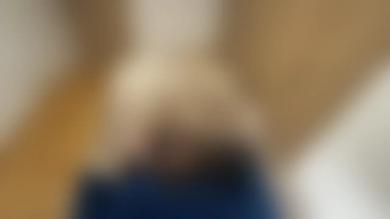 お互いが気持ちよさを求め合い、
触れ合うたびに息が乱れていく。
指先と手の熱だけで我慢できなくなり、
彼は抑えきれずに絶頂。
けれど、それで終わりじゃなかった。
さらに深く求められ、
そのまま身体を預けて——
禁断の一線を越える。
奥まで受け止めた瞬間、
甘く、熱く、とろけるような快楽が広がっていく。
“最近、これがないと満たされない”
そう思ってしまうほど、病みつきになった快楽の記録 (2/2)