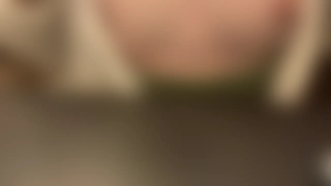 机のすみに乳首に押し付けてチクニー♡ (2/2)