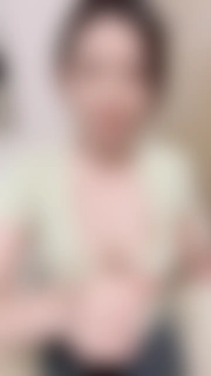 ⚠️こちらは過去に投稿した人気作の復刻版です✨
内容は以前と同じですが、今でも売れ続けている作品なので再投稿しました💓
見逃していた方はぜひこの機会にチェックしてみてください😊
【復刻版】固定バイブでクリ&Gスポ同時責め❤おもらし止まらない半泣き絶頂
2024年7月~2025年8月 累計売上数ランキング 同率第2位!✨
こちらの作品も、実は今でも毎月売れ続けているロングセラー動画です!😊❤
よく“シチュエーションが最高!”って褒めてもらうんですが、実は全然狙ってなくて…ただ“バイブを固定したら気持ちよさそうだな~”って軽い気持ちでやってみたら、想像以上に気持ちよすぎて半泣きになっちゃったんです(笑)
グレーのヨガパンツがおもらしでじわじわ色が変わっていくところも、ぜひ見てもらいたいポイントです🌟 (2/2)