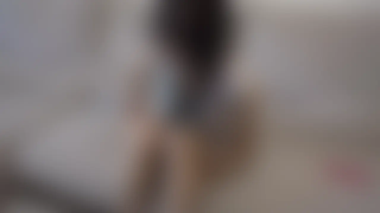 【顔出しなし】首締め絶頂&踏みつけプレイ 巨乳ドM妻のハードバチボコ中出しNTR
ソファの上に横たわると、すぐに容赦ない調教が始まります。
巨根で奥深くまで突かれながら首を強く締め上げられ、足で踏みつけられ、バイブなどのおもちゃで同時に責められる…。
「苦しい…でもイッちゃう…!」と声にならない喘ぎを漏らしながら、大きなおっぱいを激しく揺らして何度も絶頂を迎えてしまいます。
興奮が高まるにつれ、踏みつけプレイでさらにマゾっ気が加速。
巨根の激しいピストンと首締めが交互に襲いかかり、目が虚ろになり涎を垂らしながら完全にイキ狂う姿を顔出しで収録。
最後は子宮の奥にたっぷりと中出しされ、フォロワー28万超えの有名ハメ撮り師のテクニックに心も体も支配されていく…。
家庭では絶対に見せられない、私の本気の真性ドMな姿と、子持ち人妻がNTRの背徳の中でバチボコに調教されていく濃厚でハードなセックスを、たっぷりお楽しみください。 (2/2)
