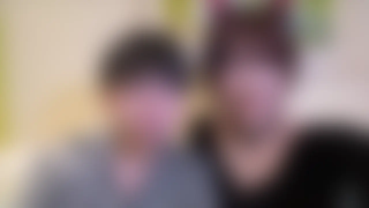 前回YouTubeでバズった「スシロー大食い企画」
に出演してくれた童貞くんと、今回は上野でデート。

きょうこには内緒で、童貞くんにはある“ミッション”が課されていました。

その内容は、
・手を繋ぐ
・間接キス
・アーンで食べさせる
・最後にきょうこにキス

ぎこちないながらもなんとか全部達成したご褒美として、
そのまま筆おろししてあげる流れに。

ホテルでは、初めてのフェラで
じゅぽじゅぽ音を立てながらたっぷり舐めてあげた。
乳首も同時に責めて、敏感な童貞くんがどんどん反応していく。

騎乗位でギンギンのおちんぽを挿入。
イキそうになっても寸止めして、じっくり焦らす。

今度はバックで突かれながら、
「もっと早く突いて？」と煽ってみたら、
ピストンが止まらなくなってきょうこは連続絶頂。

正常位では足で童貞くんの腰をロックして、奥まで何度も突かせる。
最後は部屋中に響くほどの音で激しく突かれ、中イキしたまま中に射精されました。

ミッションから始まるご褒美セックス。
頑張った童貞くんときょうこのリアルな筆おろし、ぜひ見てください♡

この動画の前編はこちらから
⇒ https://youtu.be/_S8svoPQMnk (2/2)