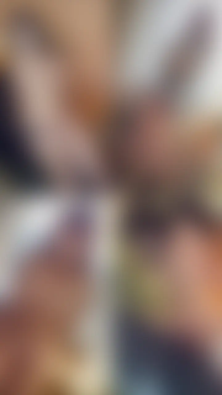 はじめに「いいね♡」を押していただけると嬉しいです❣️
今回は縦動画で撮影した、没入感たっぷりの作品です🥺💓

この日は天気が良くて外撮しようと思っていたのですが、強風で断念🥺
早速、ホテルにチェックインして部屋でいちゃラブ撮影することに...✨

ソファでくつろいでいるユキの後ろに回って、
ニット越しにおっぱいを触ってみたら、すぐに反応しちゃって…💓
触れているうちに、だんだんユキのスイッチが入っていく感じが伝わってきてドキドキでした🥺

窓際に立ってもらって、少しずつ服を脱いでもらう流れも、
縦動画だからこそ近い距離で撮れていて、かなり臨場感ある映像になってます✨

そのあとはイスやデスクなど部屋のいろんな場所でいつもとは違う場所でえちえちしたら…💓
普段よりちょっと大胆になっていくユキが可愛くて、つい夢中になってしまいました🥺
ぜひフル動画でゆっくり楽しんでくださいね💓

いつも「いいね♡」や温かい応援、本当にありがとうございます🥹✨ 
みなさんの反応が次の撮影の大きな励みになっています❣️ 
これからもユキのゆるえち動画をたくさんお届けしていくので、
応援してもらえたら嬉しいです💓 (2/2)