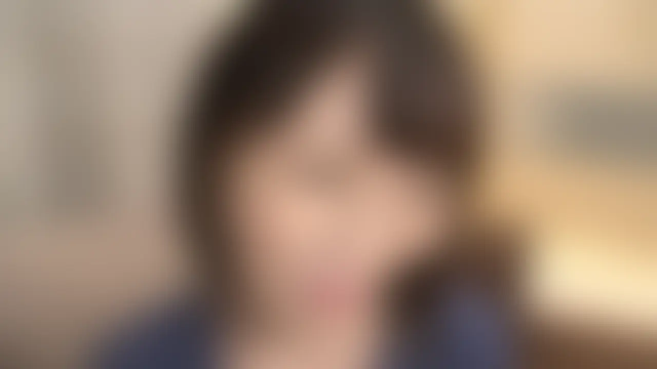 知的清楚な美脚セレブ人妻と背徳ハメ撮り体験!
今回ハメ撮りしたリクさん(31)は、結婚5年目の専業主婦。
セックスレスだからか、久々のエッチに最初は照れまくりw
でもメガネ外すと一気に大人の色気が…色白スレンダーボディ&長い手首、美しく整ったピンク乳首が眩しい!
おっとり清楚な雰囲気なのに、手マンやフェラでジワジワ乱れていくギャップが超エモいww
ちんぽ好きなのを隠しきれず、ついには正常位・バック・騎乗位で可愛く喘ぎまくり!!
恥じらいと本音が揺れる、背徳感MAXの人妻体験をぜひ堪能してほしいです! (2/2)