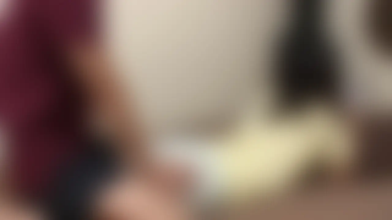 布団に寝そべっているセフレの尻がエロかったので揉んだりチンコを擦り付けてみた。顔を写さないことを条件に撮影しました。
元々は自分のオナニー用に撮りましたが、本人がアップしてもいいと言ってたので皆さんにも見てもらえたらと思ってます。
勃起したチンコを擦り付けても全然反応してくれなかったので、だいぶシュールな映像になってしまいましたが、尻好きの人には楽しんでもらえると思います。
今度、別の女の子でも撮ってみたいと思います。 (2/2)