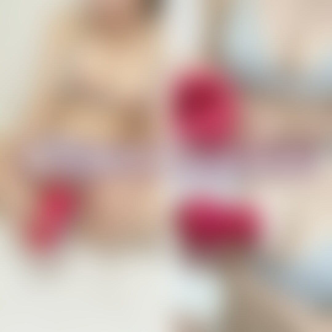 唇の形した舌が動く大人の玩具使ってみた、
レビュー動画です😳
乳首もあそこも舐められるの本当に弱くて
特に乳首責め大好きなみおにゃは
予想通り大変なことに…😣💕
使ってみた感想は、
舌の部分が本当に舐められてるみたいにやわらかくて
舌の動きを見てるだけでも濡れちゃって…
同時にちゅぱちゅぱ吸われてるのも気持ちよくて
あっという間に濡れちゃいました😣💦
おっぱいだけで終わりたくなくて
イクまで続けてみました♡
みおにゃと一緒に気持ちよくなろうね🫶 (2/2)