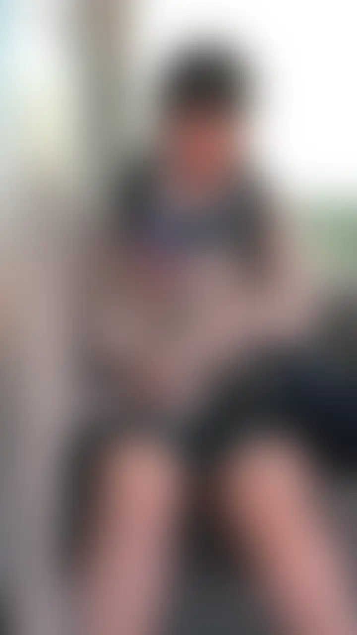 皆様、こんばんは！！
ミニスカ大好きミニスカハンターです。
撮影日記第三十五弾です！！

皆様、お待たせ致しました！！
ツインテちゃんが復活しました！！
大好評の撮影日記26、27と前回の撮影日記32、34に登場した小悪魔なNちゃんです。


前回は、学校がお休みでツインテではなかったので、
今回は、平日にいつもの電車でNちゃんを張っていたら、
遂にやってきました！！！！
ツインテのNちゃんです！！
早速、Nちゃんの対面の席を確保し撮影開始！！

00：00〜
最初は、スマホを弄っててこちらには気づいていませんね
早く、こちらの撮影に気づいていつもの小悪魔ちゃんにならないかな、、、

00：50〜
チラッとNちゃんがこちらを見てきた！！
驚きのあまり「あっ」と声に出してしまいました笑
撮影がこんなにガッツリバレたのは初めてです笑

01：10〜
スマホで髪型を整えた後、
急に周りをキョロキョロ見渡し始めた！！
こ、これは、、、まさか！？

02：20〜
つ、遂に、、、
スクールバッグで周りからの視線をガードしつつ、
スカートを捲りあげて対面のこちらにだけ分かるように
おパンツをみせつけてきた！！！！
し、しかも、、、
今回はイチゴのおパンツ！！！！
え、えろすぎます(〃ω〃)

05：50〜
人が周りにいるにも関わらず、
スクールバッグでスカートを隠しながら、
片足をあげておパンツをみせつけながらカメラ目線でこちらを挑発！！！！
このツインテちゃんえっちすぎます╰(*´︶`*)╯♡
もう撮影してる場合ではありません笑

11：13〜
電車を降りた所を声をかけ、
またトイレで撮影する許可を得てそれから、、、

この先は、ぜひ動画を購入して楽しんで下さいね！！

如何でしょうか？
ちょっとでも気になる方はポチッと購入&Goodしてみて下さいね♪それでは、また次の動画でお会い致しましょう。

■動画時間… 13：14
■4K30fps…　MP4　2160 × 3840

・当作品のモデルについては身分証にて18歳以上の年齢確認をしております。
・当作品に登場する人物はモデルであり、同意の上で撮影を行っています。
・当作品は説明文を含め、撮影風のシチュエーションを楽しんでいただく為の文章です。
・当サイト利用規約に基づいた内容です。
・本作品は審査機関を通したものになります。
・完全オリジナル商品の為、第三者への送信、販売等の二次使用は一切禁止致します。
・フィクションであり登場人物、撮影場所に関しては一切関係ございません。
・本作品に犯罪行為、及び犯罪行為に関与する事象は一切ございません。
・本作品は国内法、国外法に遵守し違法行為は御座いません。
・本映像の二次使用、譲渡、転載、転売等は一切禁止いたします。
・著作権侵害の不法行為により被った損害は、顧問弁護士を通じ適切な対応をいたします。 (2/2)