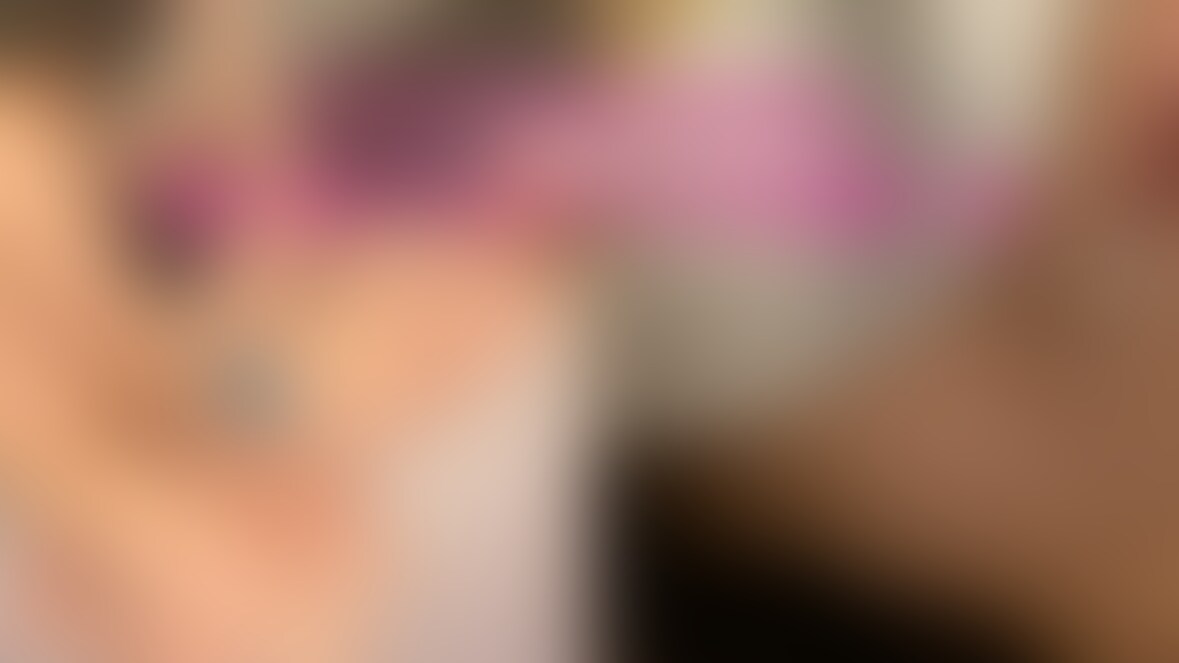 Tバックを脱がさないでそのまま生挿入💕
最後は顔に精子をかけられる変態人妻🥹 (2/2)