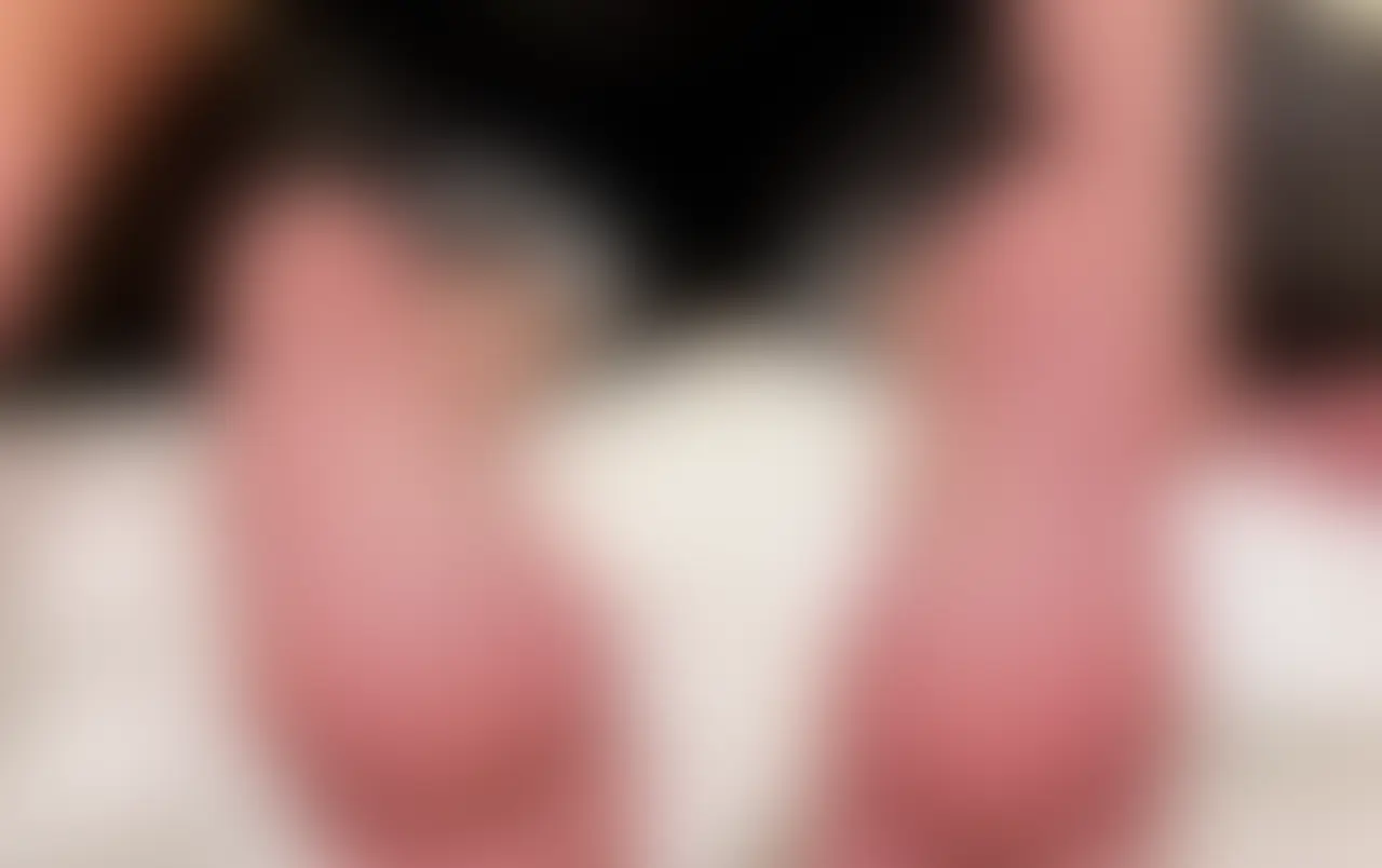 マゾのくすぐりなんて余裕だと思っていたのに…。
マゾをいじめた後に「くすぐって」って頼むのも、弱いところを見せるのも嫌だった
くすぐるの初めてのくせに上手くてむかつく。最後はこっちが限界だった。
このグローブもローションを追加するときの音も嫌い!
しばらく足の裏くすぐりしたくない~
一部照明の影響で色味変化がありますが、視聴には問題ありません。 (2/2)