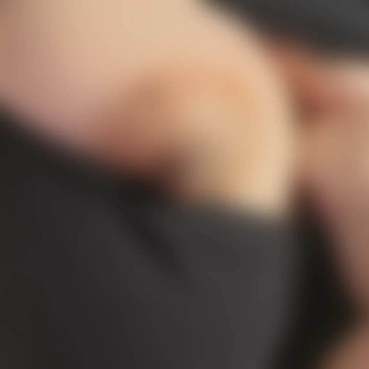 つゆ｜むっちむちNカップ「ビンビン乳首😭 仕事終わらないのに敏感すぎてやばい…🥺」の投稿サムネイル