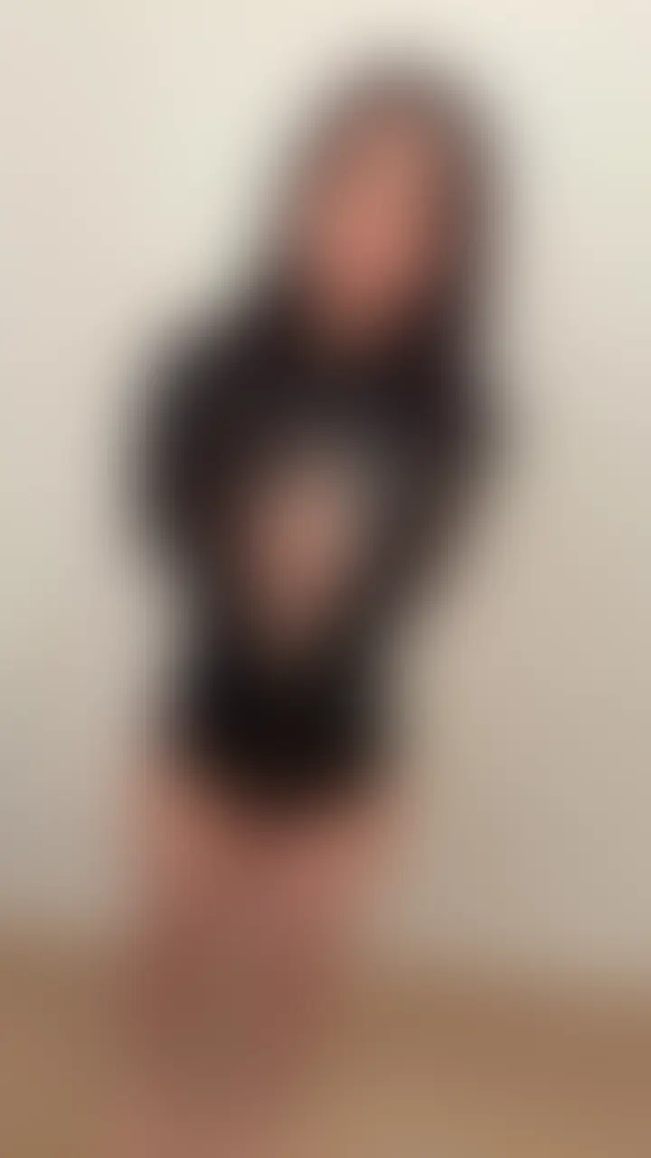 SNSに投稿した動画の撮影後に
そのまましちゃった…//
❏━━━━━━━━━━━━━━━━━━━━━━━━━━━❏
こんしずっ!💧
最近SNSの投稿頑張ってるんだーっ💓
みんな見てくれてるかな?💕
ノーブラ散歩も久々だったなあ!
結構男のひとからの視線感じるんだよね笑
この前は雨だったから余計かも?//
でもコスプレは室内で🫣笑
コスプレしたり
いろんな撮影したりすると
えっちな気分になっちゃって…//
撮影してそのまま
おなしちゃった…//
このコスプレ、セクシーすぎない?
普段絶対着れないよね笑
みんなにだけだよ💕
しずくと一緒に気持ちよくなってっ💓
P.S.
コスプレの衣装がぴちぴちしてるから
密着度がすごかった…🤭💓 (2/2)