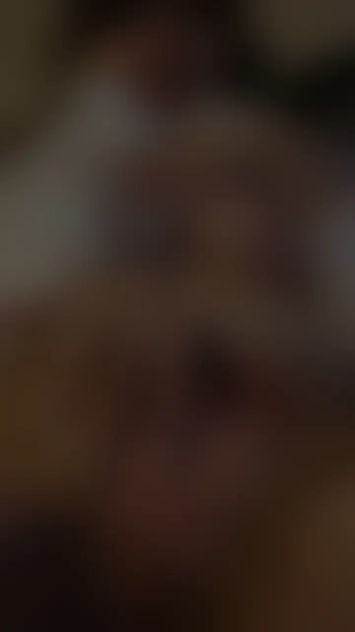 【激推しプラン限定‼️完全顔出しver.】
1つ前に投稿した、電マお漏らしオナニー❤️
すでに楽しんでくれた方、ありがとうございます。。///
本編には収録していないこっそり撮った番外編を公開しちゃいます…🔞
本当は撮るつもりなかったんだけど、クリを触ってたらなんだか気持ちくて楽しくなってきちゃって、、、㊙︎
定点カメラと煽りアングルで撮影した、少しだけ特別な映像💋
まるでじっと見つめ合いながら、しこしこしてるような不思議な距離感の動画になりました…♡
ゆっくり焦らしたり、少し意地悪してみたり…。
もしかしたら、ちょっぴり「オナ指示」みたいに感じるかもしれません…♡
わたしのクリしこに合わせて、ちゃんとついてきてね…?
焦って手を早めたり、君だけ先に勝手にゴールしちゃうのはだめ…。
たくさん焦らして、おちんちんいーっぱい気持ち良くなろうね🩷最後は、一緒に気持ちよくなれたら嬉しいな…///
お姉さんとの秘密の時間、楽しんでね
イッちゃったあとは…
立場逆転…この体勢のまま、君にクンニでとろっとろに攻められて気持ち良くされちゃうのもヤバいかも。。
なんて、そんな妄想も止まらないももちでした……🩷 (2/2)
