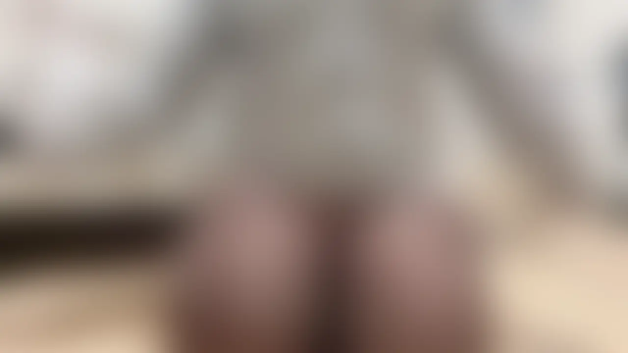 需要はないの分かってるけど好奇心が勝って撮っちゃった動画ですo(*////▽////*)q
今回は、普段使ってる歯ブラシでこっそりエッチなことしちゃいました…!
最初はパーカーを着たまま、
パンツの上から優しく歯ブラシを当てて、じっくり焦らし。
軽い刺激のつもりだったのに、
じわじわ感じ始めちゃって……。
そこからローションをたっぷり使って、
敏感な乳首とクリトリスを
くすぐるように刺激していくと、
もう体がビクビク止まらなくて…😍
我慢できなくなって本気で責めちゃった結果、
最後は潮吹き絶頂まで収録しています💦💦 (2/2)