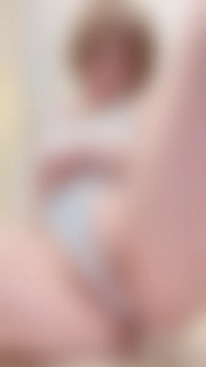 隣のリナさん︎︎︎︎❤︎「❤️🩵🧡あ…(※)見えちゃった🙈︎💕︎ めくりたい〜？ めくりたい〜？」の投稿サムネイル