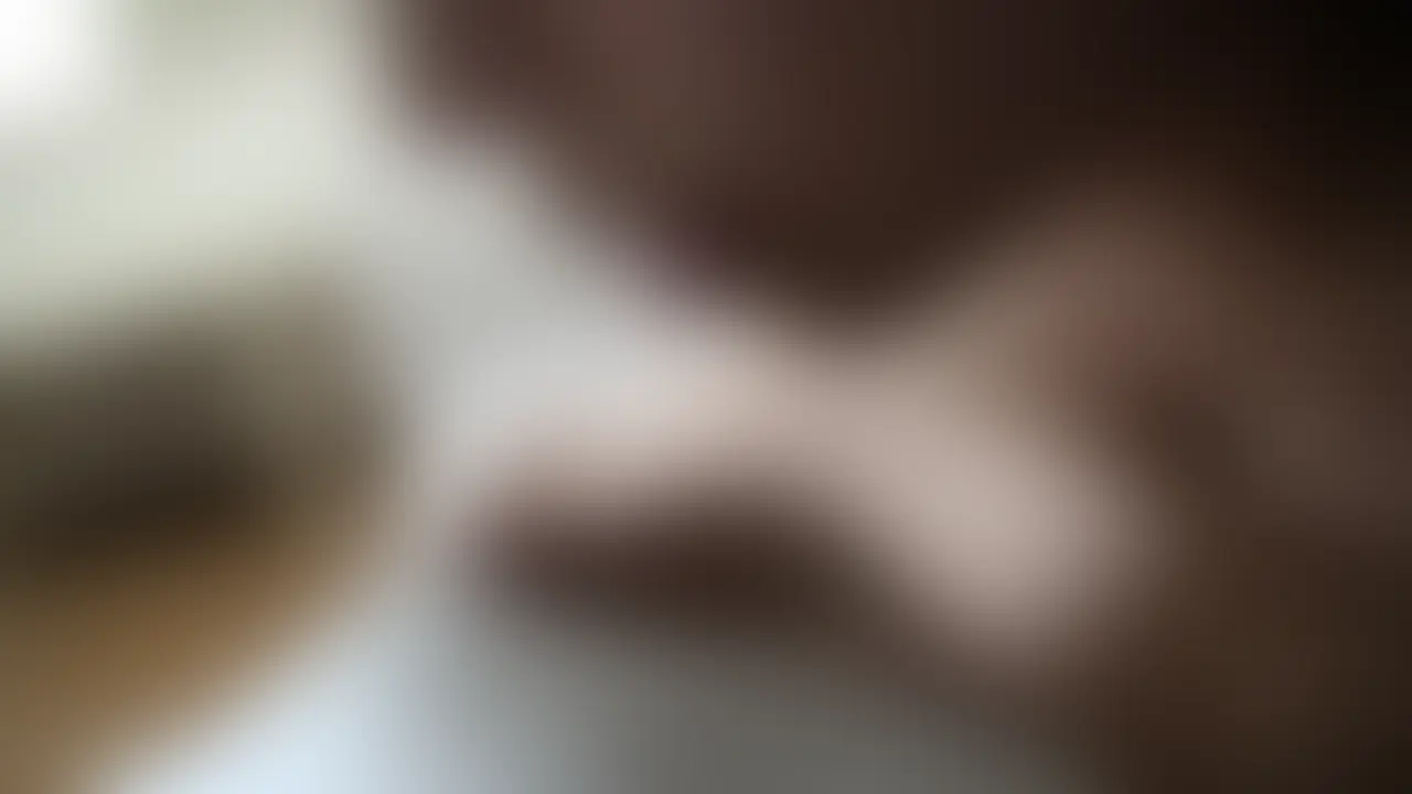 脳イキです。よだれ垂らしまくりのベロキス＆乳首舐めでチンコ触らず軽く射精!!!

キス好きは必見です。

よだれが出やすいと恥ずかしがる彼女を説得してキスだけだからと撮影させてもらいました。
もともと奉仕するのが好きだそうで、言われたら1時間でも2時間でもフェラをしているそうで、むしろそういう扱いがうれしいという生粋のどＭ体質です。
でも今回はむしろ僕の方がどＭ的なポジションになってしまいました。
彼女のキスは粘着系で、ねっとりとまとわりつくような舌感で、僕のベロに絡みついてくるような感じです。
そして本人が言うように唾液が多いので、僕の口の中はあっという間に彼女のツバだらけで大洪水。
目隠ししてキスだけしてると、神経が舌に集中して何か宇宙に浮きながらベロでセックスしてるような、脳内ドーパミンがドバドバ出てるような快感です。
彼女は唇だけでなく、僕の乳首も舐めてくれて、口の中に含まれた乳首はまるでお母さんの子宮に戻ったかのように暖かく優しく包まれます。
セックスは、キス、乳首、フェラ、クンニ、挿入、アナル、すべて粘膜と粘膜をこすりつけることが基本です。
そういう意味で、キスだけで十分すぎるほどに快感を得ることができるんだと改めて思いました。
正直、一回もチンコを触られてないんですが、軽くイキました。
もしかするとガマン汁なのかもしれませんが、１度射精に似た快楽のピークを迎え、何かの汁がドバっと出たのです。
女の子のアソコを触らないでイカせる脳イキというテクニックをネットで見たことがありますが、まさか自分が触られないで絶頂を迎えるとは思いませんでした。
これも脳イキなんだと思います。
信じられないくらい気持ち良かったです。 (2/2)