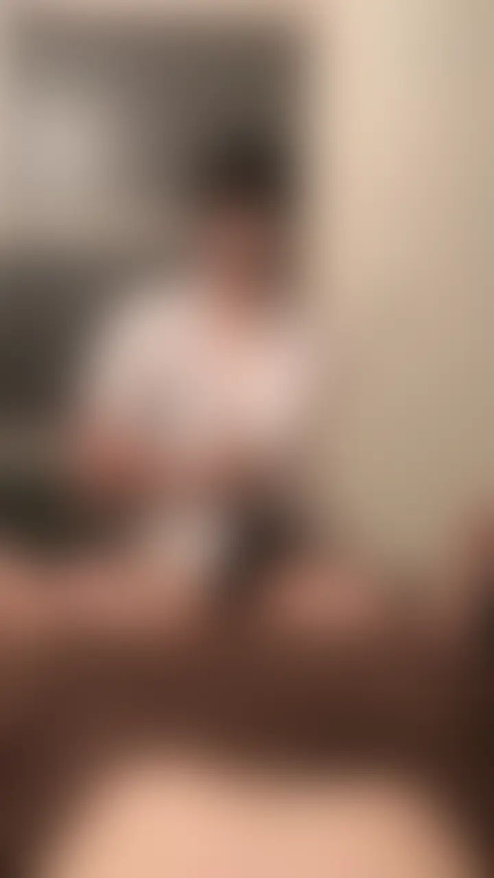 主観ver
お昼の格好のままマッサージしてみました♡

素股からの乳首責めの手コキは気持ちいいのかな？🤔

最後まで見てくれたらうれしいです💕 (2/2)