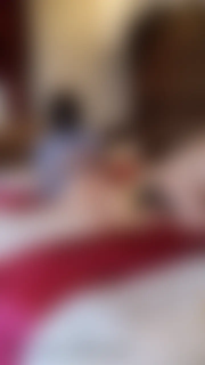 ベッドで寛ぐめい様に御奉仕を命じられます。
言われるがままに舐め犬として役割りを全うします。
最初はめい様も舐め方に不満そうにしますが、必死に舐め続けると徐々にめい様の息が上がり、、、腰が僅かに動き気持ち良い所に自ら擦り付けはじめ、、、 (2/2)