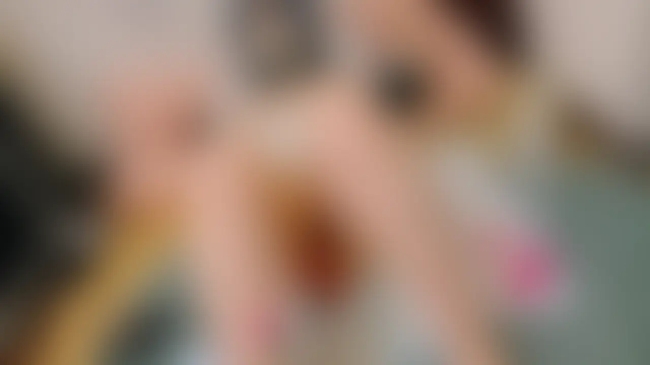 「お帰りなさいませ、ご主人様♡」
今日は特別なメイド服で、君のことをたっぷりご奉仕しちゃいます。
秘密の「突かれるイテム」を使って、ご主人様を気持ちよくするはずだったのに……気づいたら、私のほうが奥深くまで何度も執拗にいじめられてて💦
頭が真っ白になって、もう大雨警報待ったなし……っ。
私が完全に理性を飛ばして「決壊」しちゃう瞬間は……フル版で、たっぷり堪能してくださいね?🗝️
ショート版はソフト部、顔出しフル動画はハード部にて後日公開予定です! (2/2)