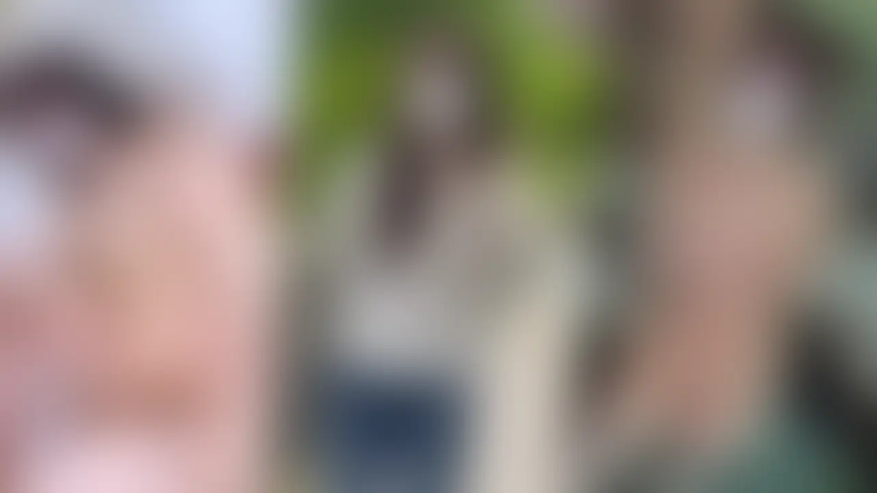 はじめに「いいね♡」を押していただけると嬉しいです❣️
今回は久しぶりの泊まり温泉旅行です♨️💕
最近は日帰りばっかりだったから、ちゃんと宿に泊まるのは本当に久しぶりでテンション上がっちゃいました🍂
最初は有名な石階段を散策して、緑や山々の綺麗な景色をたっぷり堪能して旅館へ💓
前日の寝不足でちょっと体力弱ってたんだけど、ハルと一緒だと元気が出てきちゃって(笑)
チェックイン後はすぐ貸切露天風呂へ♨️
光が差し込む明るい広めの岩風呂に入って、最初はのんびり温泉を堪能してたんだけど…
だんだんお互いにえっちな気分になっちゃって…🥺💕
立ったままお互いの大事なところを触り合ったら我慢できなくなって、立ったまま後ろから挿入されちゃいました…❣️
そのまま中に出されて、シャワーで流したあと部屋に戻ってからも続きのいちゃいちゃが止まらなくて♡
部屋での続きは正常位で何度もイかされちゃって、最後は2回目も外にも中にも出されちゃって…本当に濃厚でした🥺💕
久しぶりの温泉旅行とドキドキと気持ちよさがすごかったです❣️
54分たっぷりの長尺動画なのでたっぷり楽しんでくださいね♡
プランのご登録🌟いつもいいね💓やコメントありがとうございます🥹
すごく励みになってます❣️ 本当に嬉しいです💓
これからもプライベート動画をどんどんアップしていくので、
ずっと一緒に楽しんでくださいね…♡ (2/2)