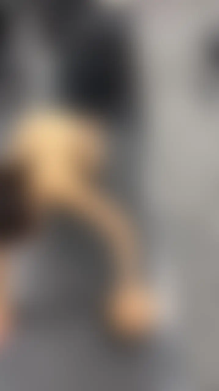 「あら、私の拳に震えているの? それとも、この剥き出しの身体に釘付けなの?👠」
最新動画を解禁よ。今回は、私の「静」と「動」、その両極端な姿でアナタを調教してあげるわ。
前半は、一糸まとわぬ「全裸」でのトレーニング。
バランスボールに深く沈み込む100cmの巨尻、重力に抗うHカップ、そして腹筋を刻むたびに露わになる聖域のすべて……。
ボールと肌が密着する生々しい質感と、私の熱い吐息を至近距離で堪能しなさい💋
一転して後半は、コスチュームに身を包んだ「戦闘モード」よ。
サンドバッグへ打ち込む、容赦のないパンチとキック。
175cmの長身から繰り出される一撃一撃に、アナタの理性が粉砕される快感を感じることね。
私の柔らかな肌に溺れるか、その脚で踏みにじられるか……。
今夜、どちらの私に跪きたいか、その身で選びなさい👠🔥
▼女神の聖域へ、今すぐ這って来なさい (2/2)