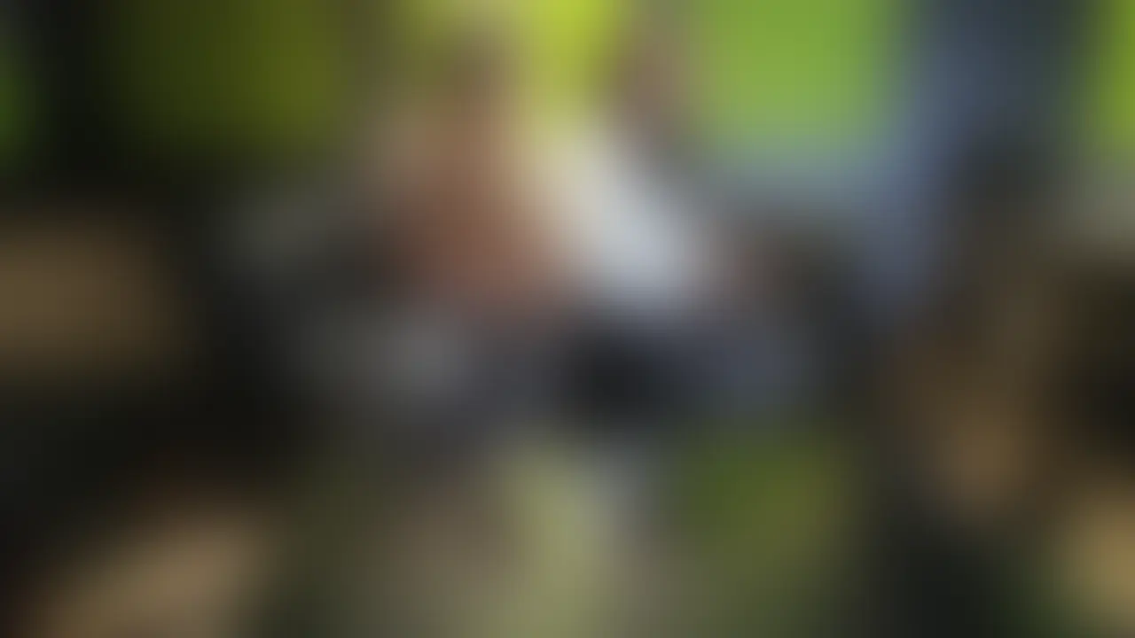 【Hさん・人妻だったけど…】
パパ活してる雰囲気の女性垢からイイネをもらったのでDMしてみると、お返事が来て会えそうな雰囲気。
とりあえず「まずは初回顔合せのみ」なら良いですよ。と言われたので、その形でお会いしました。待合せ場所に現れたのは明るくて感じのよい女性。
旦那さんがいるらしかったので、「ご結婚されてるんですか?」とお話を振ってみたところ…裏アカがバレてつい最近離婚したと爆弾発言。気になっていろいろ聞いてしまいました。
結婚してお子さんができて、だんだん旦那さんを男性と見られなくなってしまい満たされなくなった。そこから承認欲求を満たしたくて裏アカはじめて、それがあるタイミングでバレてしまい…ということらしい。
もともとスーパーのレジのパートをしてたけど離婚して旦那の給料がなくなったため昼間は正職。夜はパパ活できたらいいな。と探してた矢先に私からDMが来たのでお受けしました!みたいな感じでした。
肩が凝ってるみたいなので「肩もみしてあげるよ!」と提案。肩もみしていたら彼女からジャンプーのいい香り…
「ええい!ままよ!」と意を決して服の上から手を這わせてチャレンジ。
「リンパを押してあげるね」と言いつつ胸をまさぐるとやんわりとした抵抗。。。一応グダられてたんだけど「足の付け根にも効くリンパ節があるんだよ」と流れに乗って栗をほぐしてあげたらぴゅっと潮吹く感覚があり…ました。
抵抗してたんだけど…彼女は吹きやすい体質みたいで、勢いにのりパンツの上から栗を撫でてみると、パンツから愛液がびゅっと染み出してきて「あんっ」と声を上げ始め拒めない様子。
そのまま抱きしめてキスをして少し出すから「大人しよ」って本番に持ち込む提案しました。結果は本編にて。良ければお楽しみください。
ありがとうございます。 (2/2)