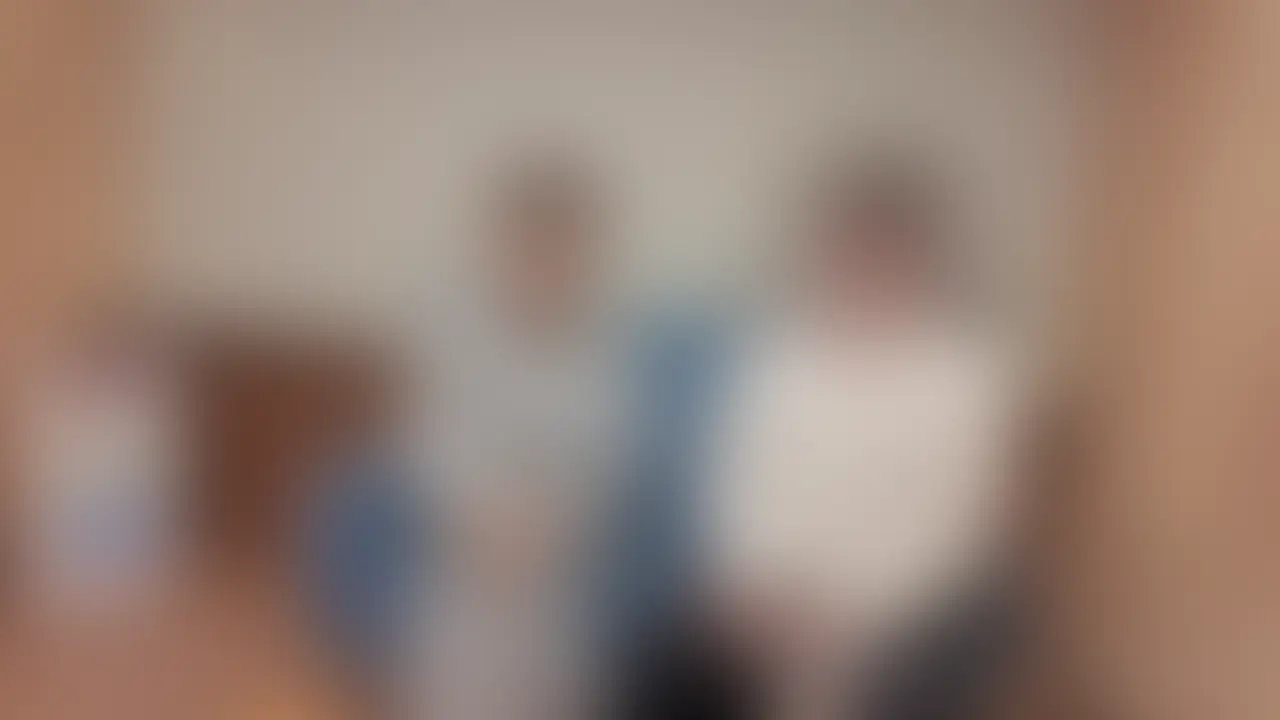 【新作目元出し版】
お待たせしました📢
今回は皆さんお待ちかね?の童貞くんです。
※以前ブログに書いた童貞くんより前に撮影した方ですのでご安心ください。
今回の童貞くんは25歳。
話してみると、なんだか体育会系の雰囲気で陽キャっぽい。
陽キャなのに、なんで童貞?て感じでした。
なにせ10人以上会ってると、なんでこの子が童貞なんだろう?って子が結構多いんですよね。
普通に爽やかな子とか、誠実そうな子とか。
色々と事情はあるものの、女性が怖くなってしまって、とかコロナ禍で機会がなくて、とか。少子化たる所以みたいなものを感じます💦
どうやら今回の彼は、男とばかりつるんでるので、男友達は多いものの…らしく。
で、その陽キャ童貞くん。
旦那にメッセージのやり取りを見せてもらったけど、意外にも?私への想いが熱く、こんな主婦のどこが良いんだろ?って思ってしまいました。
優しくしてあげたいなと思うと同時に、自分の家族を裏切るような後ろめたさを感じてました。
夫の顔が浮かんで、罪悪感が胸を締めつけるけど、彼の気持ちにも応えてあげたい。
家族の日常を思うたび、後ろめたさが募るけど、それが逆に心の空白を埋めてくれるような気がして、複雑な思いになります。
旦那同伴でホテルに着くと、彼の緊張が伝わり、部屋の空気が重く感じる中、旦那は気にしてなさそう笑
何話したらいいんですかね?と緊張してましたが、彼の過去の話などを聞くうちに距離が縮まっていきました。
そもそも、こんな私に一生に一度の初体験を任せて良いのだろうか?
責任感の反面、止まらない好奇心に負けそうになります。
夫の視線を感じながらの筆下ろし、背徳感が全身を駆け巡ります。
お互い少し汗ばんでたから、一緒にシャワーを浴びたり、ベッドでイチャイチャしてると彼の体が熱く反応してるのが伝わってきて、私も緊張してきます💦
緊張からか、相手の手がやたらめったら冷たくて、ついビクッとしちゃいます。
旦那に「顔面騎乗とかしてもらったら?」と言われ、
いやいやいやいや恥ずかしいし体重のかけ方分からないし圧死しても困るし(多分それはない)
えー、と嫌々ながら顔騎してもらいました💦
いやー恥ずかしかった。顔面騎乗なんか、めったにしない、なんなら初めて?ぐらいの勢いだし、まして童貞くんって。
申し訳なかったです💦
でも童貞くんって、全てが辿々しいから痛くもないし、それがまた気持ちよくて…
だんだんと気持ちが昂ってしまいました。
お相手の童貞くんも昂ってきたのか、2回も中に出し、最後に口にも出して、大満足な童貞卒業式になったと思います。
(私もホッとしました笑) (2/2)