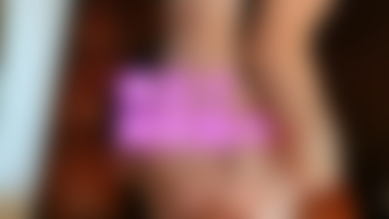 さなちゃんのコスプレで透明人間になったM男の顔面踏み付けト〇レ裸足編
今回はさなちゃんが魔法少〇暁美ほ〇らのコスプレで登場。
湿った生足の匂いを顔面に密着させて指の先まで嗅がせています。
まずは顔面を踏み付けて着席、後はずーっと生足は顔面の上へ。
指をくねくねさせて匂いを鼻にこすりつけ、この日の撮影の為に、洗っていない、
蒸し暑い中、駅から歩いてきたそのままの足で
顔面を踏み踏み、生足フェチ、匂いフェチにはたまらない
密着匂い責めです。 (2/2)