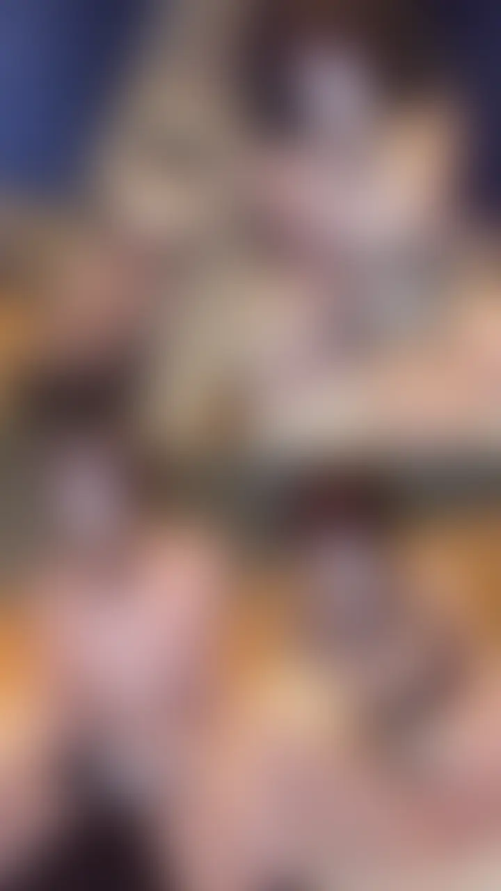 はじめに「いいね♡」を押していただけると嬉しいです❣️
今回はメイドコスプレのえちえち動画です🥰💓💓
没入感たっぷりの縦動画なので、ぜひ見てほしいな🌟

お腹が空いてちょっとテンション低めだったけど、さっそく用意していたメイドコスプレにお着替え😆❣️
おっぱいが映える、ちょいエロでめちゃかわなデザインです😍
後ろからおっぱいをモミモミされてたら、私もだんだん気持ちよくなっちゃって…💓💓💓
少しずつ衣装を脱がされて、おっぱいとあそこが丸出しに👀

M字オナニーをさせられたあとは、自分からそのまま騎乗位で挿入❣️
本当に気持ちよくて、最後は自分から杭打ち騎乗位で中に出されちゃった😆💓

いつも「いいね♡」や温かい応援、本当にありがとうございます🥹✨
みなさんの反応が、次の撮影の大きな励みになっています❣️
これからもユキのゆるえち動画をたくさんお届けしていくので、応援してもらえたら嬉しいです💓 (2/2)