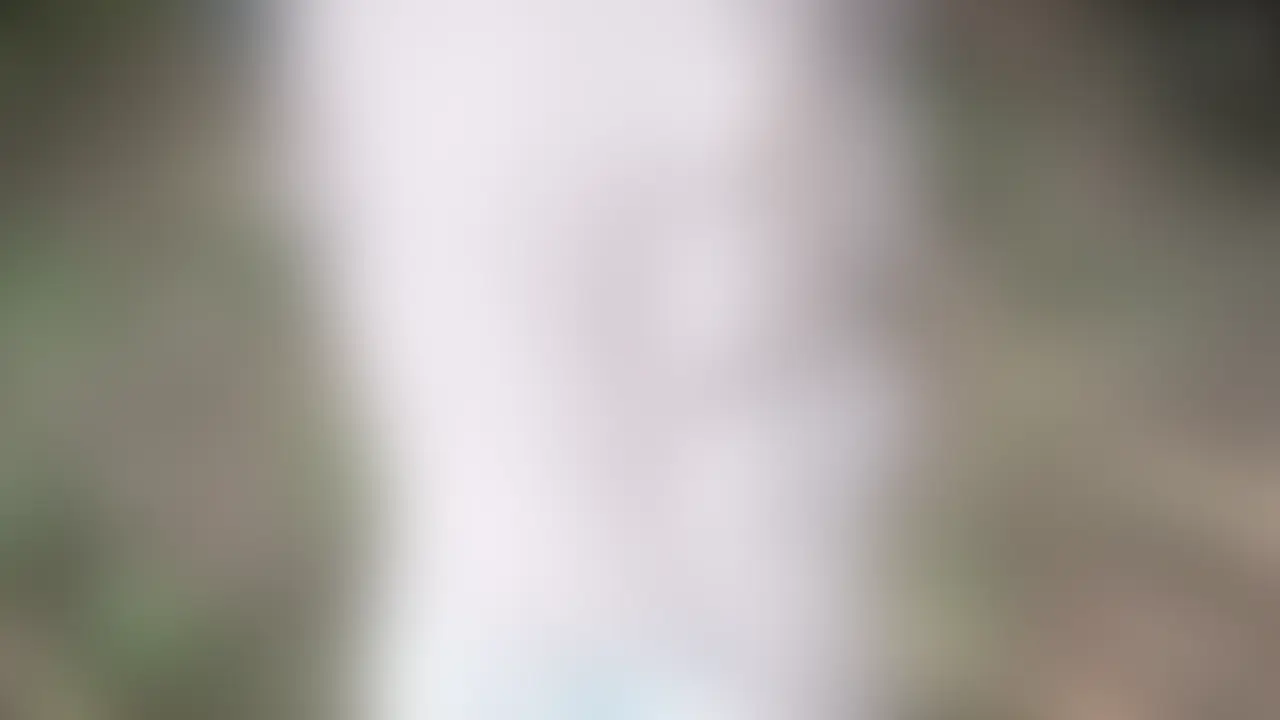 【野外ハメ撮り】パイパン美女が散歩中にパンチラ連発→おまんこ丸出し立ちバックでぱんぱん中出し

深い森の中を散歩するパイパン美女。
短いスカートが木々の風に揺れ、黒いパンツがチラチラと何度も露わになる。
誰にも見られないはずの森道で、徐々に大胆なパンチラを連発し、カメラマンを興奮の極みへ。
我慢できなくなったカメラマンが即ハメ撮り開始。
黒いパンツをずらして美しいパイパンおまんこを丸出しにしたまま、立ちバックで一気に深く挿入！
「んあっ…人来たらどうするの…」と恥ずかしがりながらも、激しいピストンに腰を振り乱して喘ぎ狂う。
パンパンと響く肉音と滴る愛液が森の静寂を乱す。 (2/2)