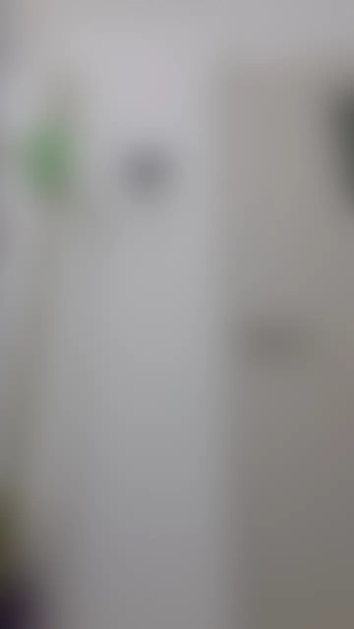 少しだけ匂わせていた、
お出かけ前に撮った自撮りの続きです🙈

あの日はトップスが薄くて、
下着が少し透けちゃってたみたいで…

歩いているときも、
なんとなく視線を感じることが多くて💦

意識すればするほど、
だんだん変なことまで考え始めちゃって…

「休日って、みんな何してるんだろう…」

「今ごろ気持ちいいことしてる人もいるのかな」

なんて色々考えてたら、
だんだん濡れてきてるのが
自分でも分かってきて🥺

お出かけしている間もずっと落ち着かなくて、
結局、帰ってすぐに我慢できなくなっちゃいました。

最初はベッドで、
ゆっくり気持ちよくなるつもりだったのに…

そこまで待てなくて、
近くにあった大きい電マを
立ったまま使ってみたら

自分でもびっくりするくらい、
びっちゃびちゃになっちゃってます🐳💕

しかも途中で、
まさかのタイミングでインターホンが鳴る
ちょっとしたハプニングまであって…笑

急に現実に戻されたはずなのに、
それでも止められなくて

インターホン越しに話しながら、
また気持ちよくなっちゃいました🙈

撮り終わってから見返したら、
ハレンチなところは見えすぎてるし

さすがに無防備すぎるかなって、
公開するかちょっと迷ったんだけど…

今日は思い切って公開してみました💜

かなり恥ずかしい姿になってるけど、
引かずに最後まで見てくれる？♡ (2/2)