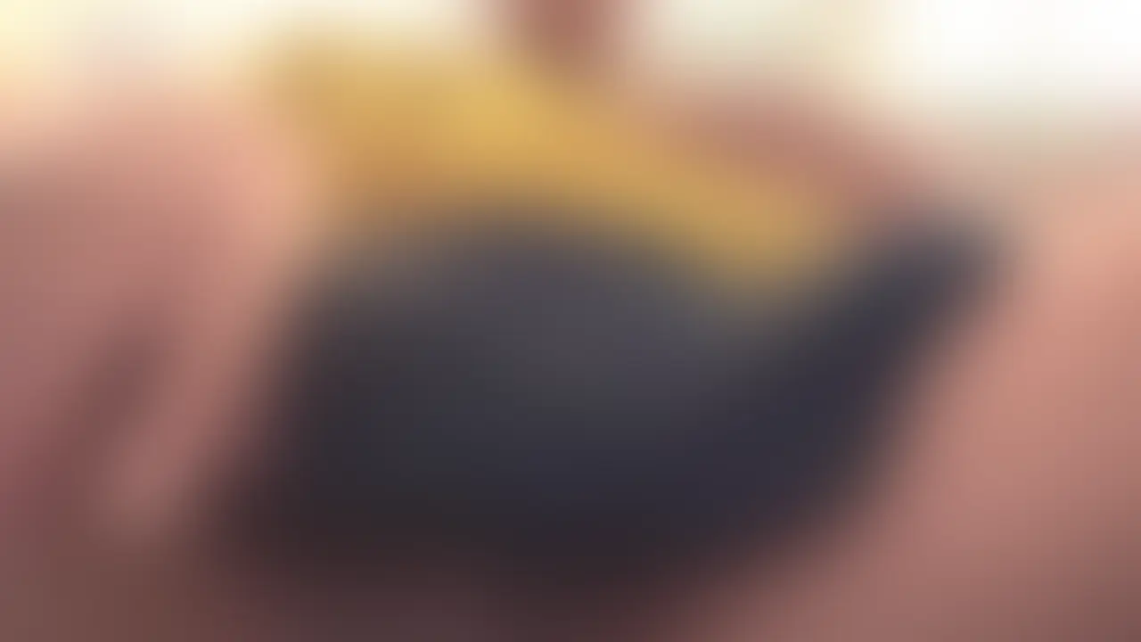 【パンスト潮吹き】我慢出来なくて、穴開けて指入れちゃった💦 (2/2)