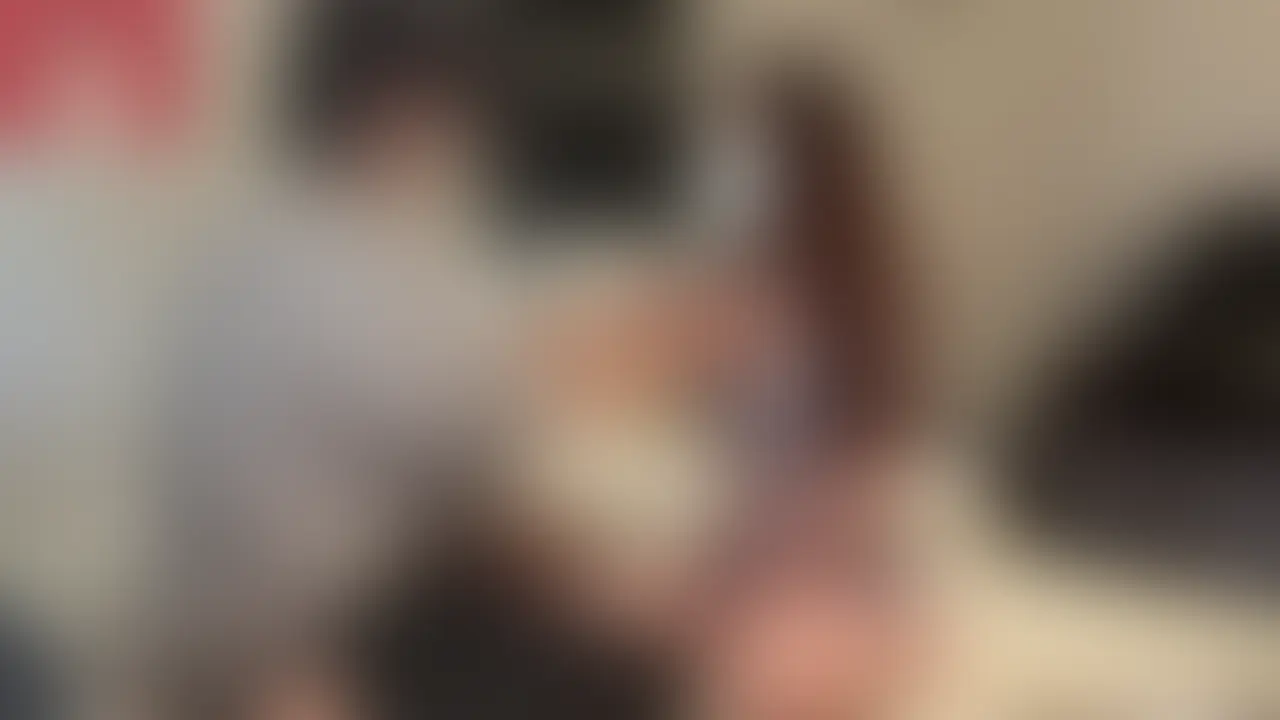 【人妻との日常セックス。爆乳見せつけられながらの騎乗位に我慢できず思わずおっぱいをしゃぶりながら騎乗位】
人妻みかさんとの日常セックスです。
みかさんに軽く手コキをお願いしたら快くやってもうことができました。優しすぎず強すぎず、イキそうにもならない程度の心地よい手コキをしてもらってちんこのウォーミングアップが完了。
勃起したちんこを見てミカさんも我慢できなくなったのか積極的に挿入に移行。
相変わらず締りがよすぎるまんこに興奮が止まりません。
ミカさんと見つめ合おうと思えば視線の先には必ず爆乳があります。
しかも細身なのでめちゃくちゃ綺麗です。
そんな爆乳が目の前で揺れていることに我慢できずにしゃぶりつくと優しく頭を抱えてくれておっぱいを吸いやすい体勢を整えてくれます。
これこそが年上彼女の余裕と母性と経験値。年下である僕からすると魅力的すぎます。
次は自分が攻める番と思って気合をいれますが...ミカさんのドスケベボディとキツマンに圧倒されてしまいます。
動画ではお伝えできませんが、ミカさん最近僕をからかってちんこを奥まで突き刺すとめちゃくちゃ膣圧を上げて射精を誘導してきます。
パンパンちんこがそんな卑猥な攻撃に耐えれるはずもなくちんこを締め上げられた僕は不甲斐なくも射精を我慢できずにお漏らししてしまいました... (2/2)
