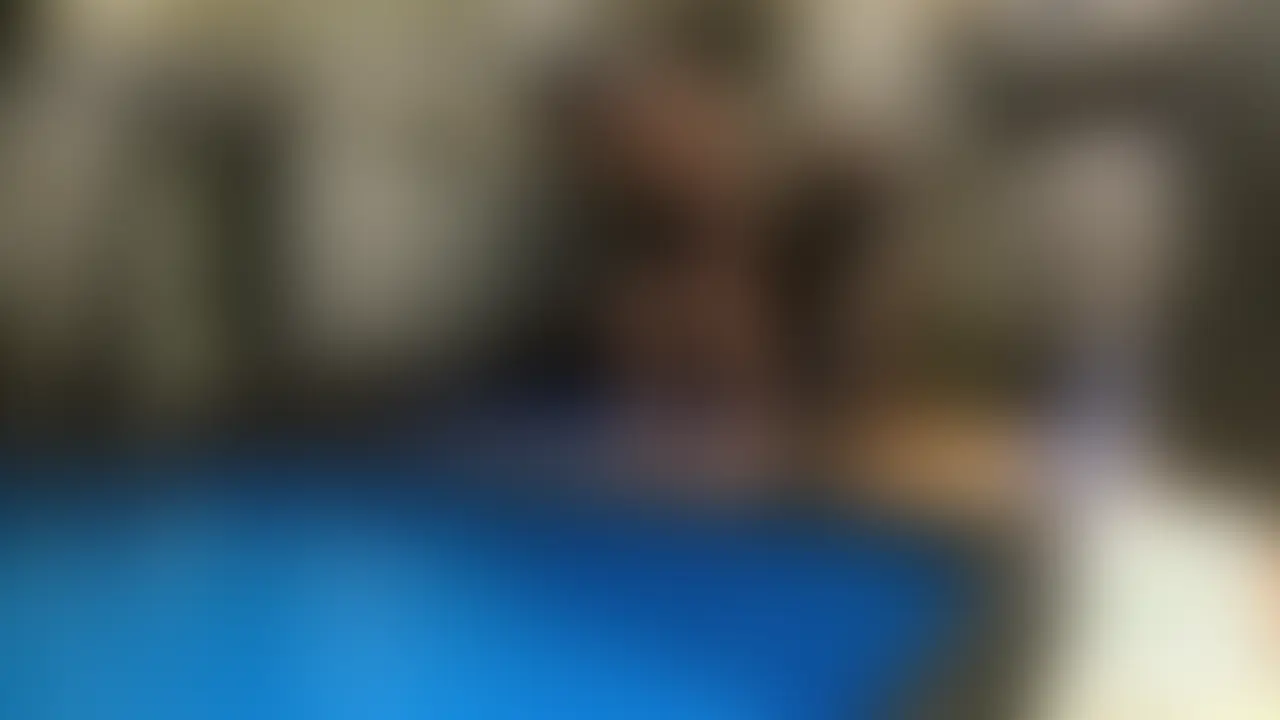 【M男性必見】敗北射精① 水泳部顧問の受難【あすか様のお仕置き部屋】

レーベル初、本格的なプールを舞台にした作品です。

部員も顧問もいない弱小水泳部。
水泳経験があるという事で顧問を担当する事になった教師が、
指導と称してセクハラ行為に及びます。

しかし我慢できなくなった部員は金蹴り一閃。
教師はプールに突き落とされます。

そこで発覚するのは教師の水泳経験の真実。
幼い頃に少しだけ習っただけの教師はまったく泳げませんでした。

ここで完全に教師への信頼をなくした部員は、
セクハラの復讐と支配欲の目覚めから、怒涛の責めを見せます。

手で、足で、教師を水の中に沈め、
浮いて来た所に股間を使った窒息責め。
強烈なビンタ、裏拳。
プールサイドに上がろうとした所に、
お尻を押し付けて呼吸を奪ったり、
全体重をかけて両足で顔に乗り水に沈めたり。

ようやくプールサイドにあがるとチャイムが。
そこで部員が思い付いたのは、
「次のチャイムが鳴るまで射精を我慢できるか」の勝負。

我慢できれば許される。
我慢できなければセクハラの件をバラされる。

そんな条件の中、プールサイドで始まった攻防は、
終始部員が圧倒します。
性感帯をすぐに見抜かれ、顔面騎乗で優位に立ち、
主導権を完全に握る騎乗位で搾り取られる。

あっさりと敗北射精を喫した教師の人生は終わりを迎えます。


【「あすか様のお仕置き部屋」とは？】
ドラマやCMなどで活躍中の現役女優さんが仮名で出演する、M男性向けの限定シリーズ。
ありがたいことに全作品をご購入くださっているほど、あすか様ご自身が「M男の望む世界」の熱烈なファン。
出演をご希望されて自ら面接にお越しくださった、意欲的な女王様です。

著名な方のためお名前は仮名、お顔は隠しての編集となりますが、その美貌や表情は画面越しにもしっかりと伝わるはずです。
ご本人に関するお問い合わせはご遠慮いただけますようお願いいたします。

あすか様ご自身のM男いじめプレイはもちろん、本業が女優さんですので、シチュエーションプレイや、過去にリリースした作品のリメイクも製作しております。ぜひ今後の展開にもご期待ください。


・出演者は18歳以上である事を確認し、本人承諾の上で撮影しております。
・第三者への提供・譲渡・販売は禁止させて頂きます。 (2/2)