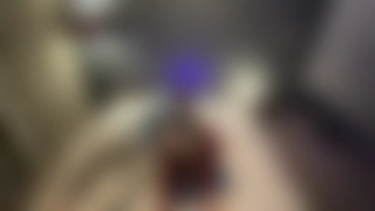 旦那の事は家に放ったらかして不倫相手にどこまでも尽くす人妻。
従順な人妻は何度も何度も舌を絡め合いながら身体中を舐め指まで舐め始める。
素股で焦らし騎乗位で尽くすが最後は我慢できなくなった不倫相手にマングリ返しされ子宮の奥に中出しされて喜んでしまう。 (2/2)