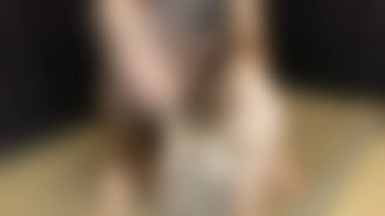 ほぼ定点での撮影。
じっくりクンニで何度か昇天させて、おまんこをトロトロにしてしまえばあっという間に雑魚マンの完成。
あとは本能のままに突きまくるだけ!
イッた時の腰のびくつきやイキ声は盛り無しのガチリアルです。
今回は、普段の撮影時よりも、プライベートでのセックスにかなり近い”ガチセックス回”です。
むち妻が容赦なくイカされまくってます。 (2/2)
