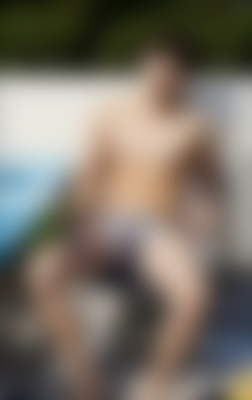 【日向ぼっこするエロイケメン🔞】すごいモッコリした姿で椅子に座り眠るイケメンくん。触ったらすごい大きさになりますよ🤣 sample 1