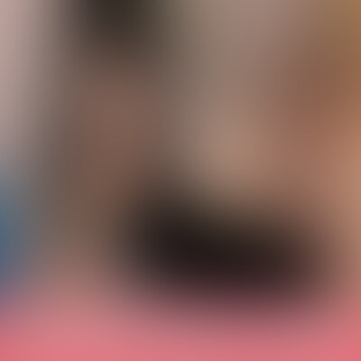 22歳美人すぎるファミレス店員の目の前でギンギンに勃起したチ〇ポを見せつけた結果。

22歳の美人すぎるファミレス店員に勃起チ〇ポを見せつけるセンズリ動画です。
綺麗なロングの黒髪に整った容姿。小さな芸能事務所なら所属できそうな上玉。
生のチンチンを見るのは約半年ぶりだそうです。
至近距離でのセンズリに釘付けになる彼女。
始めこそ照れ笑いしていましたが次第に表情は真剣に。
「下着‥見ますか‥」とポツりと呟き、スカートをまくり上げ‥
何を思い、何を感じたのでしょうか？
素人によるセンズリ鑑賞のドキュメントをどうぞご覧下さい。 (2/2)
