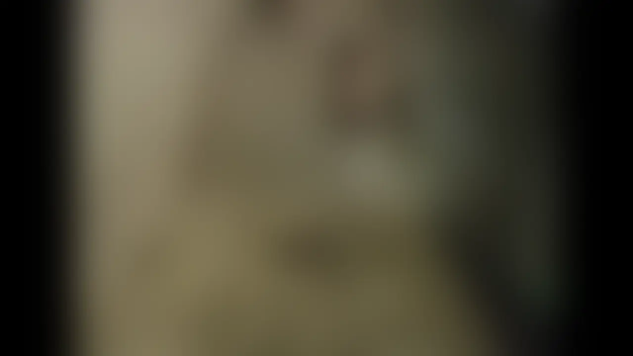 男は夜の街で女性ダンサーを襲い、倉庫の地下牢に閉じ込めた。
鉄格子の向こうで、彼女たちは怯え、泣き、絶望した。
だが日を追うごとに、恐怖は静かな怒りに変わった。
ある夜、男が中に入った瞬間、男は油断して逆襲にあう。
瞬く間に立場は逆転。
男は自分が作った牢に閉じ込められた。鉄格子の外に並んだダンサーは、
順番に鋭いビンタを浴びせ、男のカードの暗証番号を聞き出そうとする。
蓄積した怒りが、乾いた音となって響く。
最後のひとりが、静かに囁いた。男の泣き声だけが、暗い地下に残った。 (2/2)