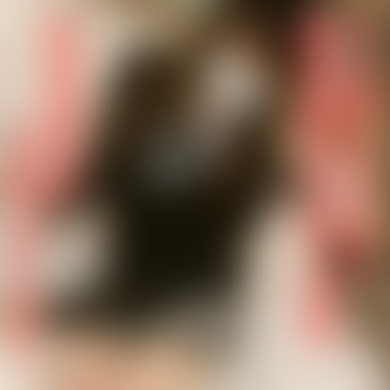 21歳某美術大学デザイン情報学科4年ゆうちゃん♥パパ活する○○○と問答無用の中出し交尾【個人撮影】

💖🩷🧡💛💚💙🩵💜🤎🖤🩶🤍💖

パパ活する女子を有無を言わさず中出ししまくってます。
あいつらとの性交はSEXなんて高尚なものじゃなく、性欲を満たすためだけの交尾なんですよ。
だから生ハメを嫌がろうが、中出しを嫌がろうが、知ったこっちゃない。

今回の相手は、某美術大学デザイン情報学科4年の21歳・ゆう。金目当てでSNSにパパ活募集を出していた女子大生で、最初は食事だけと言いながらも、金額を見せるとすぐに身体を差し出すタイプ。ホテルで警戒を解きつつキスから始め、Dキスしながら服越しでも分かるFカップの巨乳を揉み、ブラをずらして乳首を責める。続いてマ●コをほぐし、クンニで濡らした後フェラへ。ピル未使用を公言する軽率さを理由にゴムは使わず、生挿入。杭打ち騎乗位、バック、正常位と体位を変え、快楽に溺れてあえぐ姿を確認しながら鬼ピストン。最後は中出しで腟内に精液を注ぎ、さらに掬って再挿入し、膣内に塗り込んで支配と征服感を強めていく。

こんな不届きなJ系は一度精液を出してしまえばお払い箱です。
パパになりたい奇特な人がいれば、お譲りしますよ……。
そのかわり妊娠してたら責任とってあげてくださいね。 (2/2)