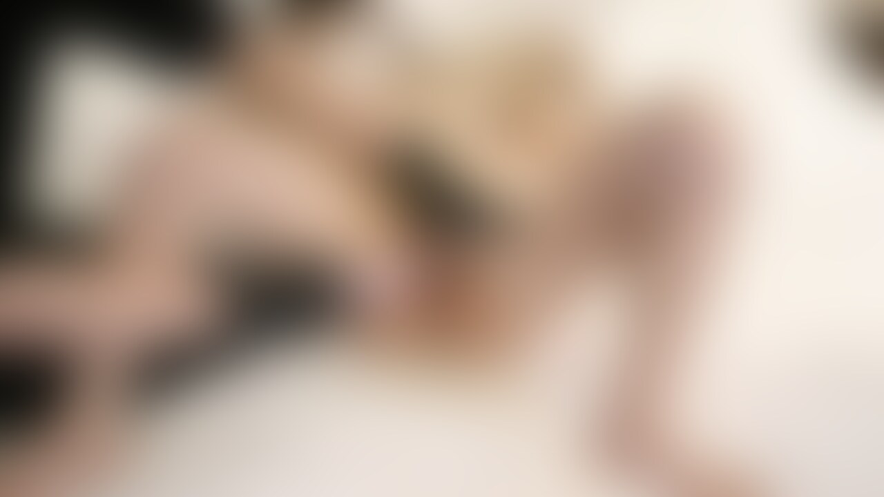 今までで一番潮吹いちゃったかも・・・☹
本当に布団が水溜まりになってて恥ずかしすぎます笑
潮吹き沢山する女の子は嫌いですか・・?(´・ω・`)
いいなとおもったらいいね押してね♡ (2/2)