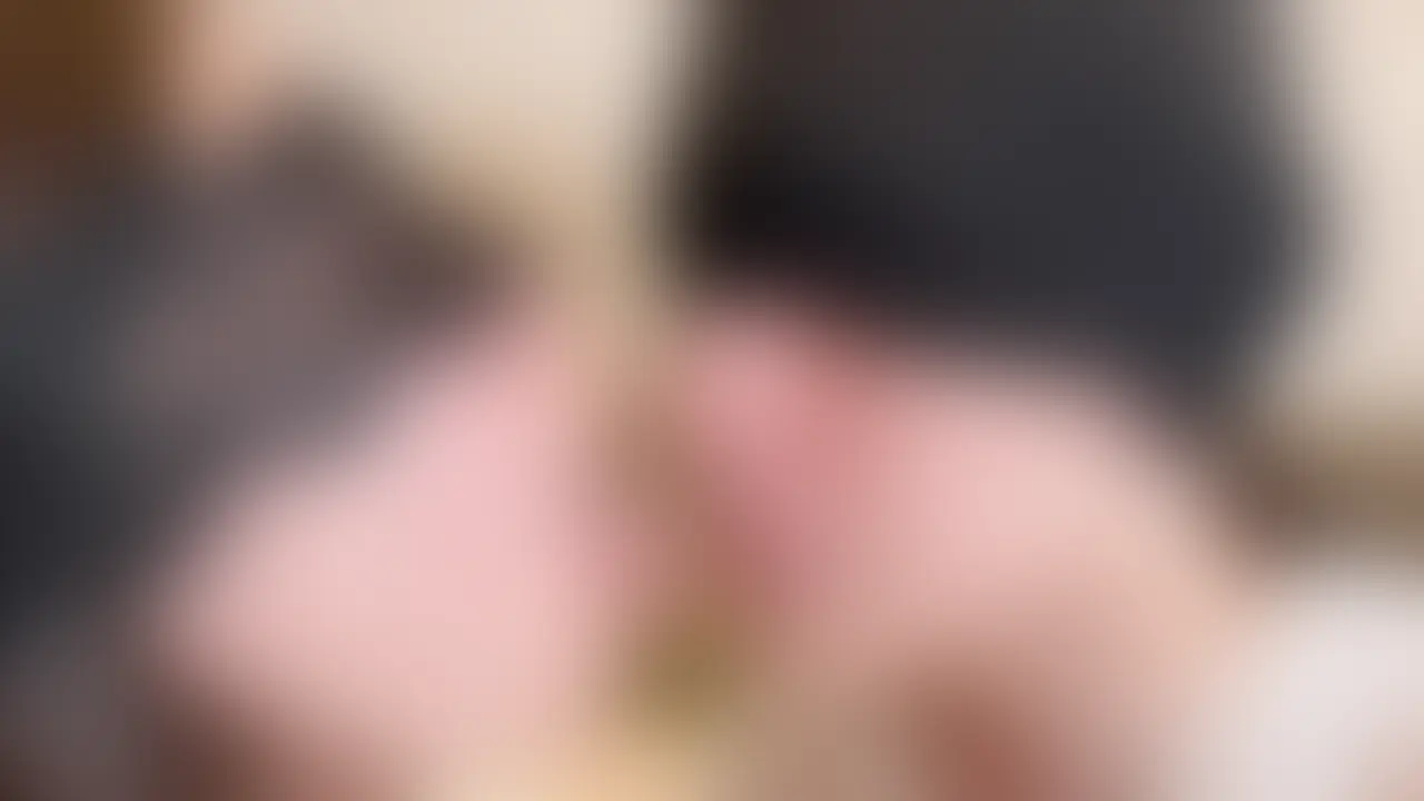 【動画初出演】肉厚舌のSUIさんに顔舐めされた
待望の初動画出演!
肉厚で長い舌のSUIさん、初出演です。
長いだけではなく、厚みがすごくて、べっとりと重みを感じるような肉厚舌。。
ねっとり絡みつくような感触が最高にエロいです。
映像の通り舌垢もしっかりあって、舌垢の匂いが好きな匂いフェチの方もたまらないと思います。。
ベッドシーン
顔舐め(アップ、引きの2シーン)
└肉厚舌で舐め回し
└鼻舐め
乳首舐め
└弱い所をずっと刺激する乳首攻め
入浴シーン
顔舐め
└頭を掴んで舌押し付け
初出演らしい雰囲気ですが、肉厚長舌のフェチ心を刺激するポイントはしっかり入っています。
「長くて厚い舌での顔舐め・乳首舐めが好き」という方には楽しめる内容になっています。
初々しさとSUIさんの舌の特徴を楽しむ作品です。 (2/2)