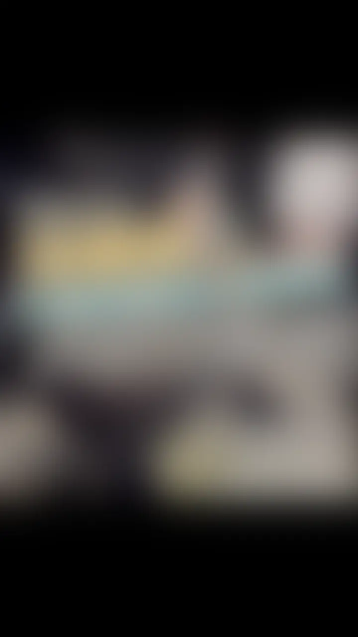 2025-8-19
[背徳感…下着を濡らしながらバケツに注ぐおしっこ]
どうしてこんなことしたくなったんだろう…。

温かいおしっこが下着を通る感触、肌に広がる感覚、バケツに溜まっていく光景…。
全部が恥ずかしくて、いけないことのはずなのに、体の奥が、なんだかゾクゾクした。
---
[A sense of immorality... Urinating into a bucket while wetting my underwear]
Why did I feel like doing this?

The feeling of warm urine passing through my underwear, spreading across my skin, and filling the bucket...
It was all so embarrassing, and it was wrong, but deep down inside, I felt a tingling sensation. (2/2)