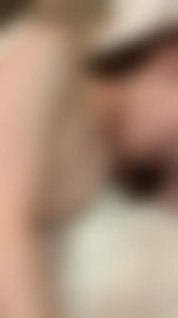 ぱいぱんOLちゃんに懇願され、たっぷり中出し💦
撮影にはずがしがりながらも『彼氏のより大きい』と感じまくり
『大きくて気持ちいい』『エッチ好き!』
最終的には『中にちょうだい』『中に出して!中に欲しい!』って懇願されました
たっぷり中に出してあげて逆流してくるのを撮ってたら恥ずかしそうにしてました (2/2)
