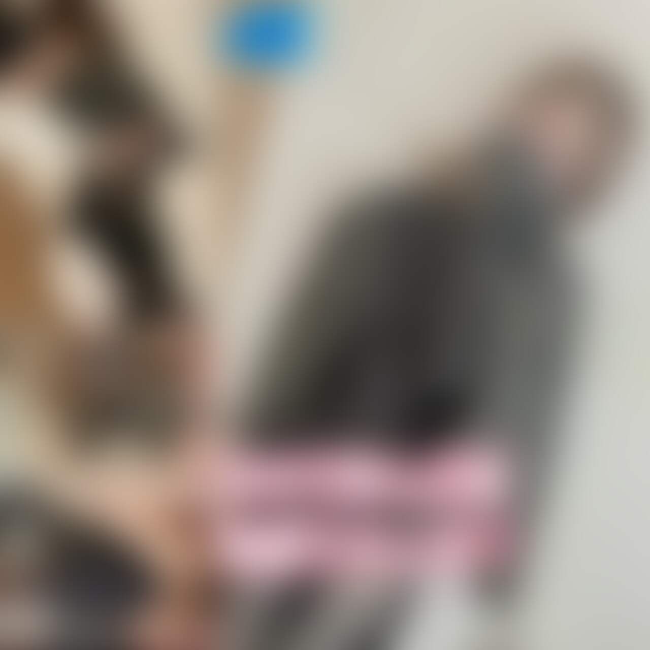 有料会員の皆様お久しぶりです🙇♀️
待っててくれた方々ありがとうございます🙇♀️
彼氏さんとケンカしちゃって家出しておりました🏃🏻💨
また動画投稿頑張っていきます( *˙ω˙*)و グッ!
さて、今回は仲直りしてBARに飲みに行き
帰宅後にお風呂も入らずそのまま着衣えっちしました❤️
お互いご無沙汰だったので濃厚でした☺️
玄関でキスしまくり笑
挿入は正常位→バック→寝バック→ハメ撮り正常位です♡
最初の正常位で奥まで挿入された時
気持ち良すぎて鳥肌たって頭の中真っ白なった笑
久しぶりのえっちサイコ-❤️
4Kで撮ってます✨️
別アングルVer.はこちら💙↓↓↓
https://myfans.jp/posts/8d99bd4d-9c7b-467c-ac52-5050c709097e (2/2)